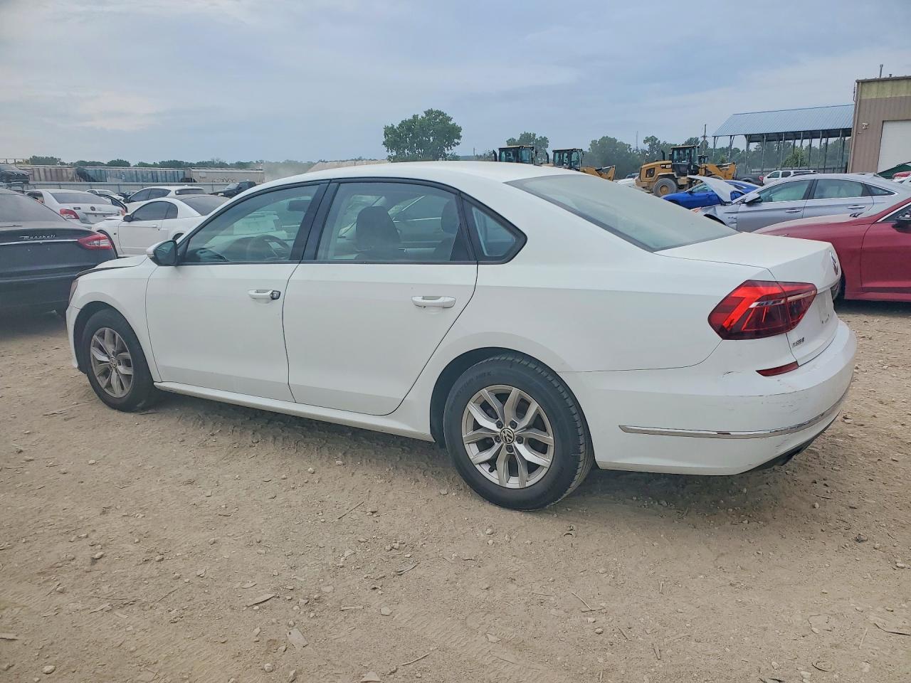 2018 Volkswagen Passat S - Фото 2