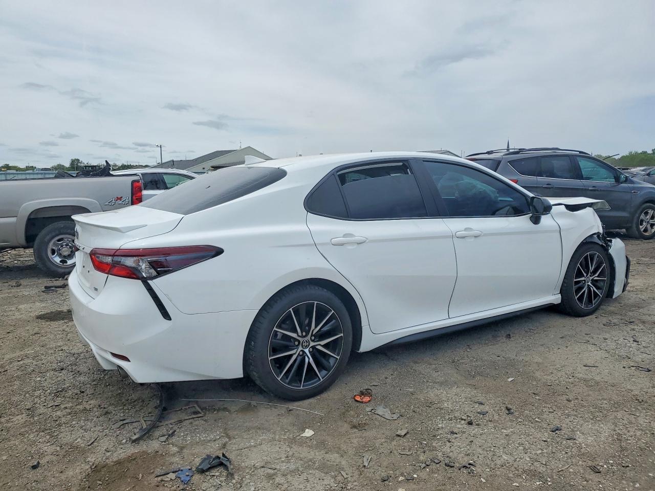 2022 Toyota Camry Se - Image 3