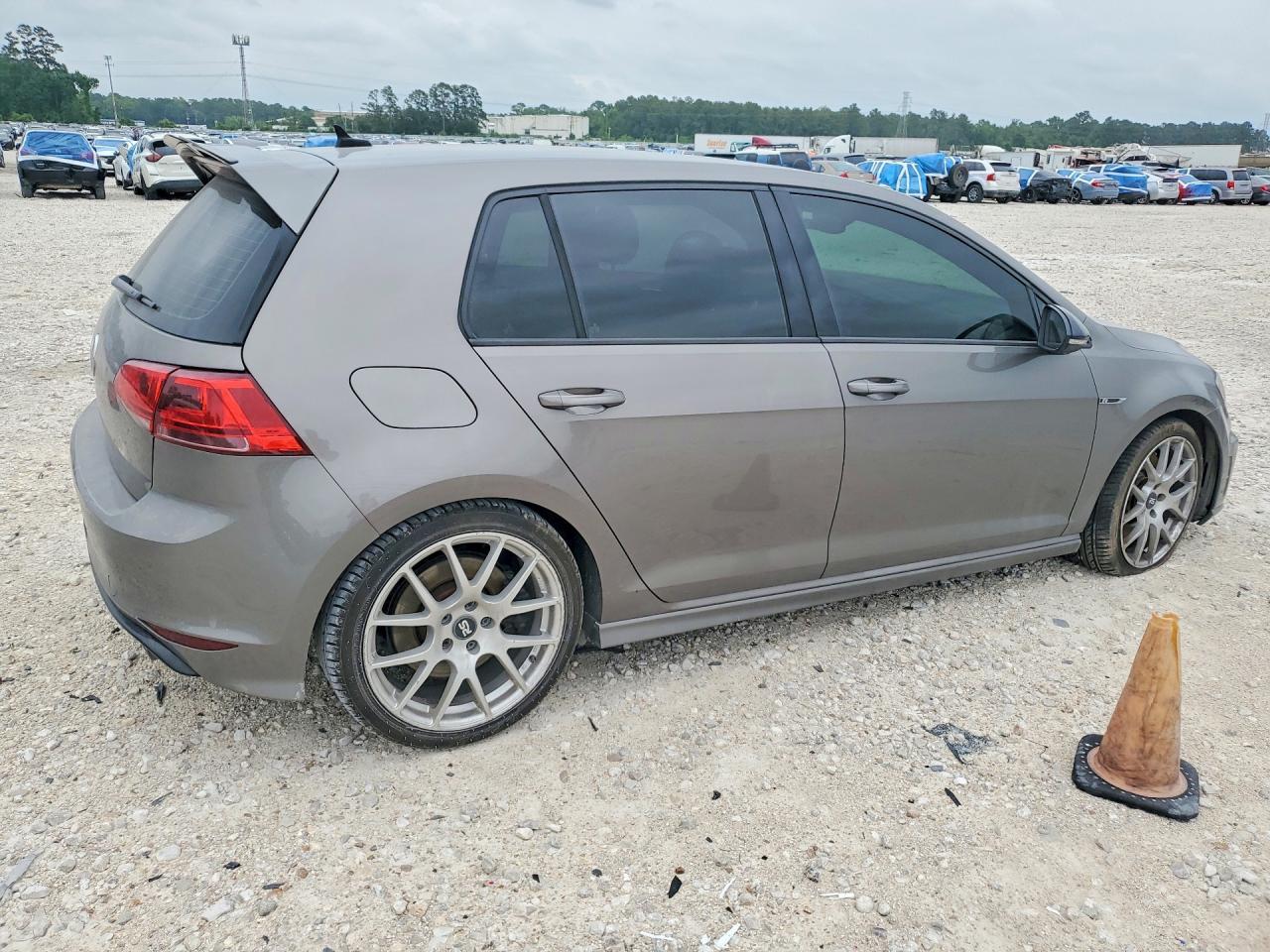 2016 Volkswagen Golf R - Image 3