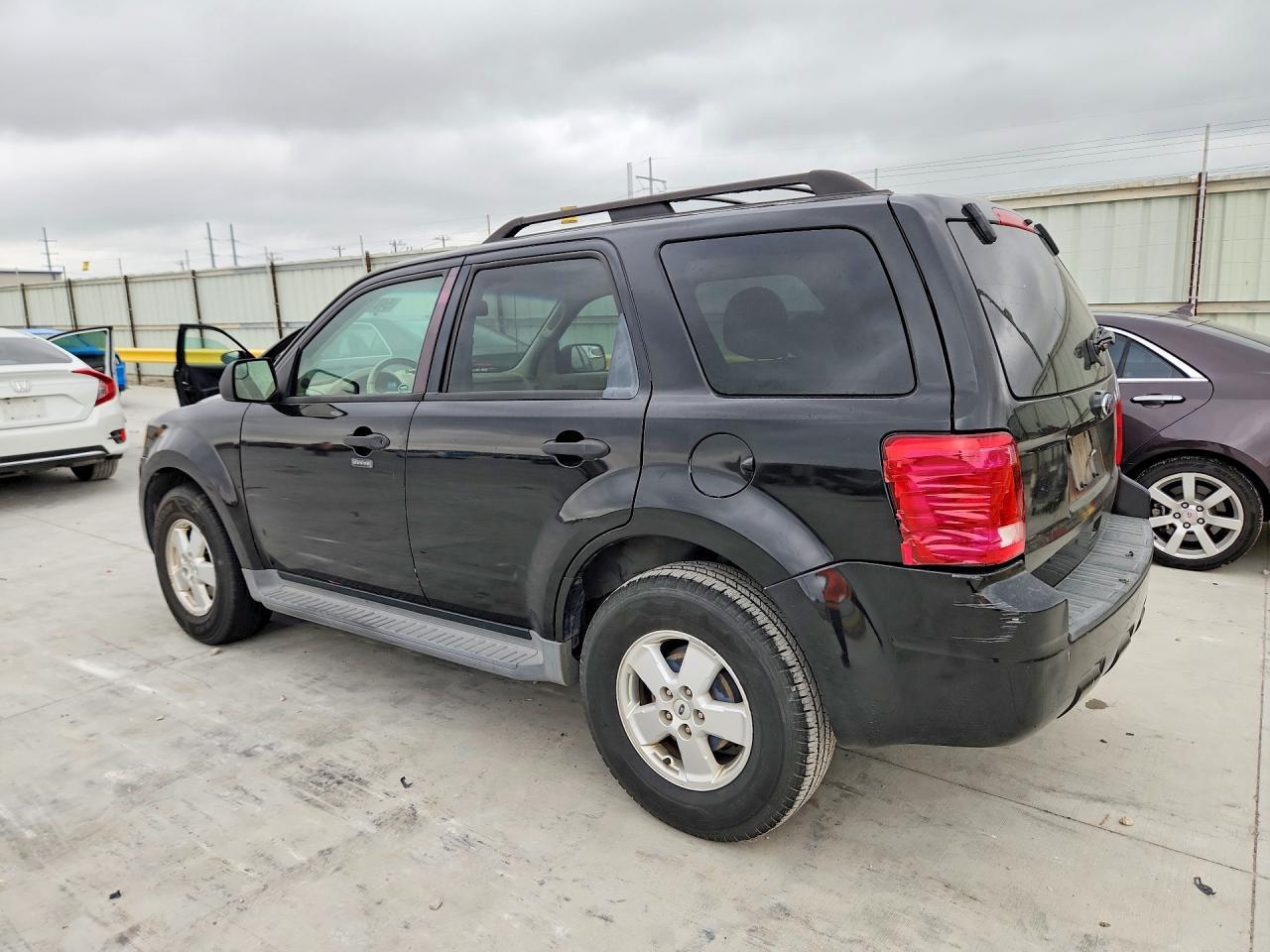 2011 Ford Escape Xlt - Image 2
