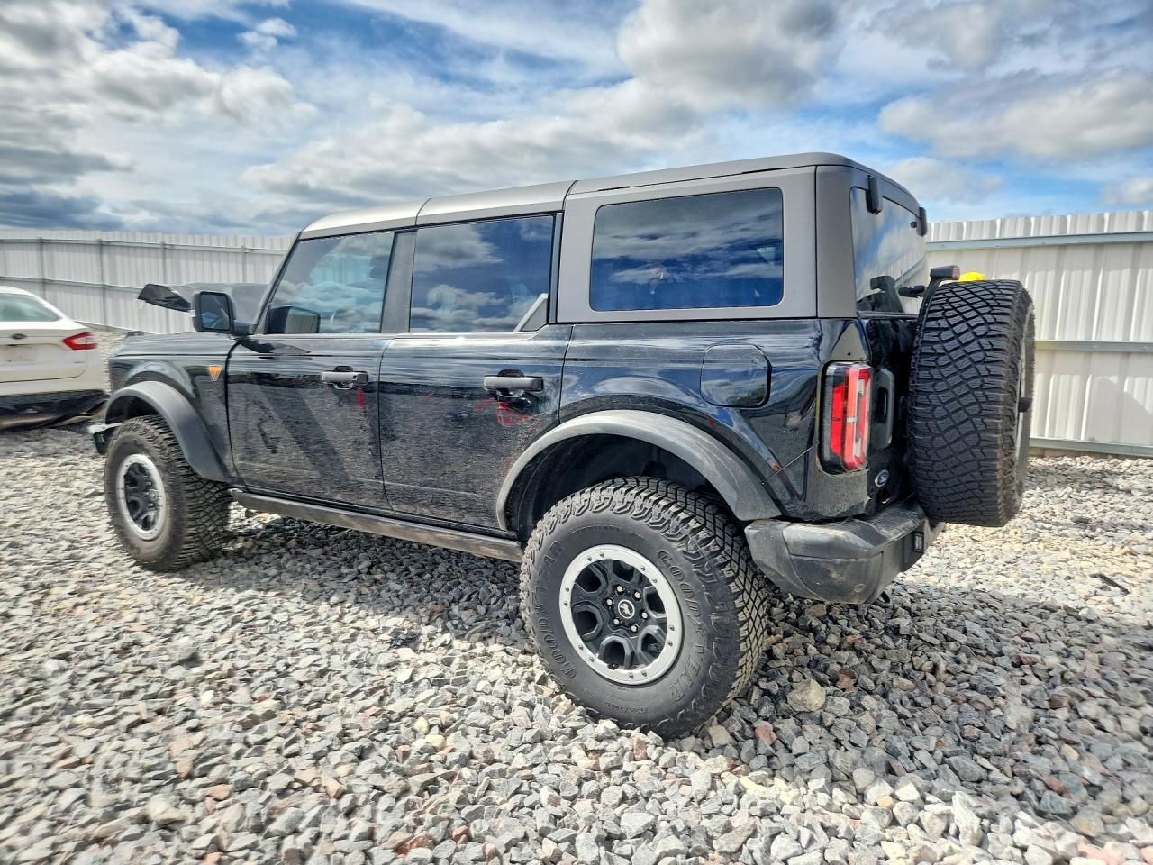2024 Ford Bronco Badlands - Image 2