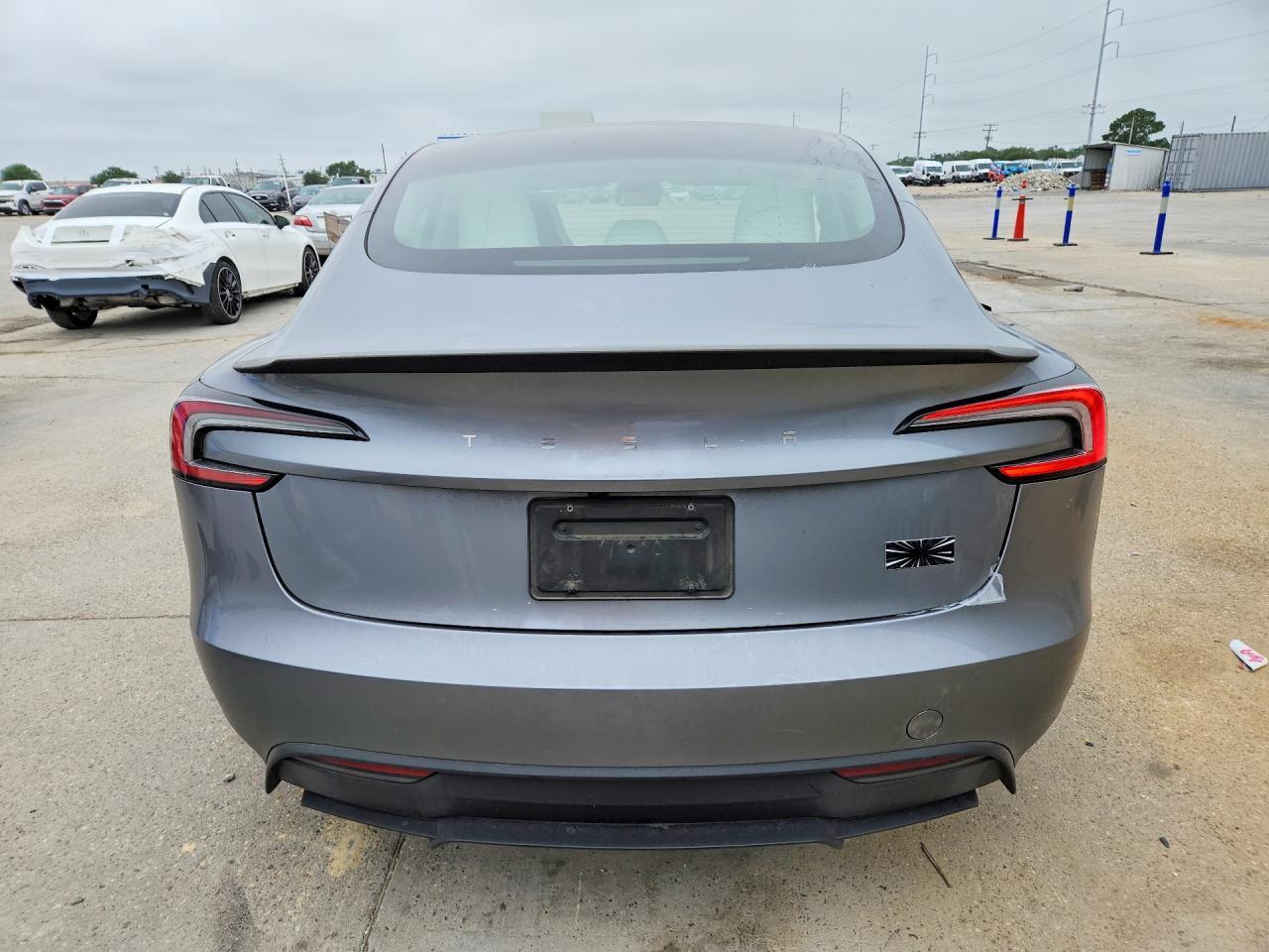 2025 Tesla Model 3 - Фото 6