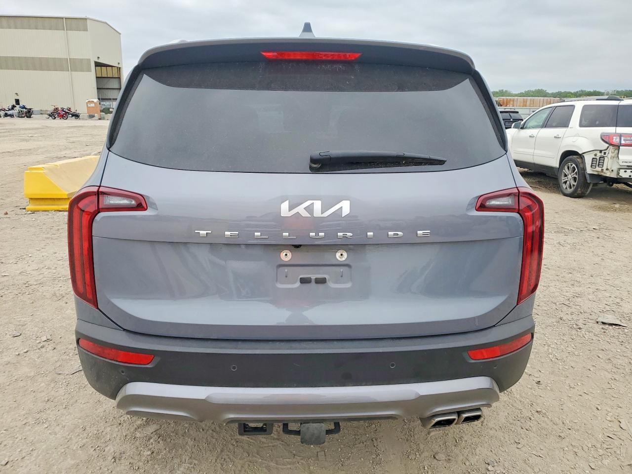 2022 Kia Telluride S - Image 6