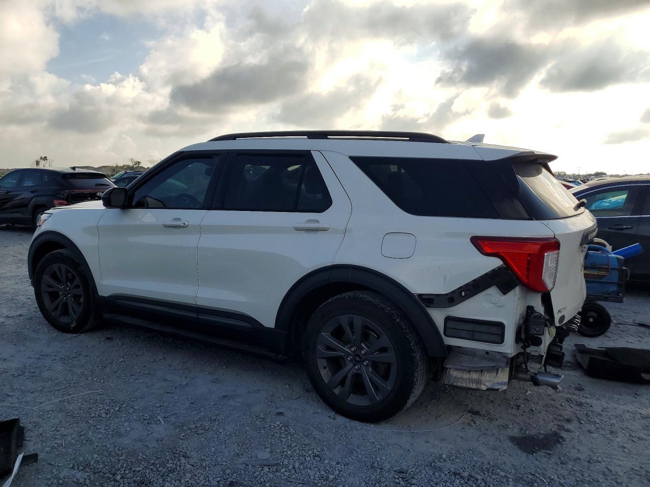 2023 Ford Explorer Xlt - Фото 2