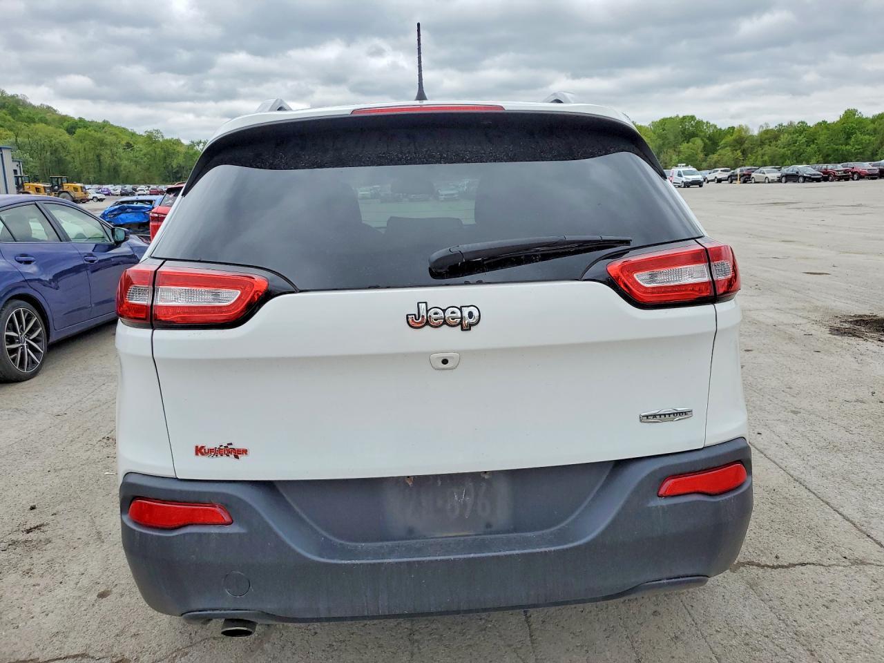 2017 Jeep Cherokee Latitude - Image 6