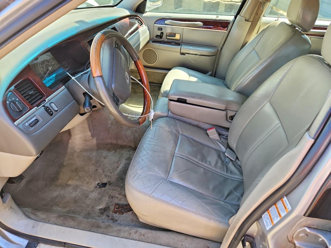 2004 Lincoln Town Car Ultimate - Image 7