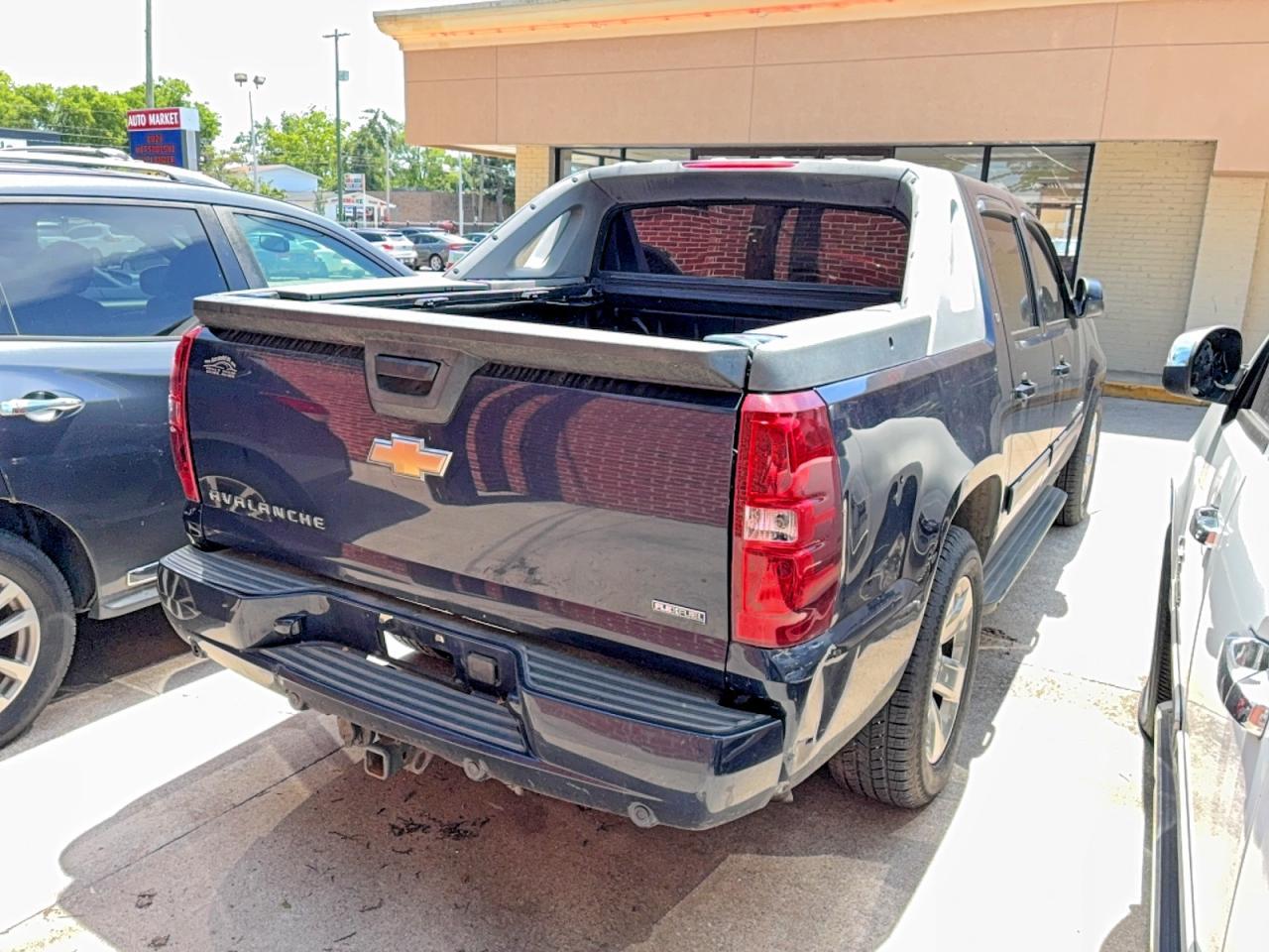 2010 Chevrolet Avalanche Lt - Image 4