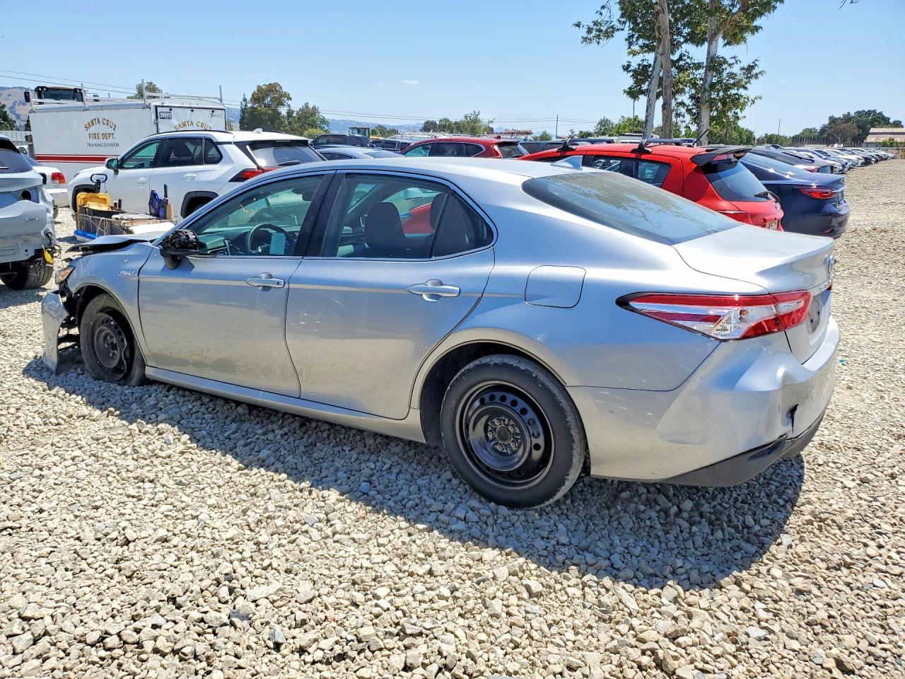 2020 Toyota Camry Le - Фото 2