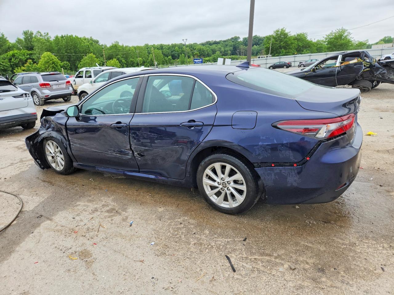 2021 Toyota Camry Le - Фото 2