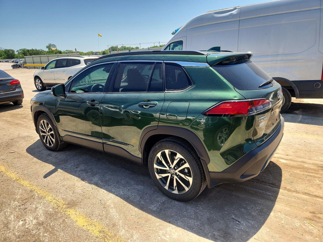 2022 Toyota Corolla Cross Xle - Image 2
