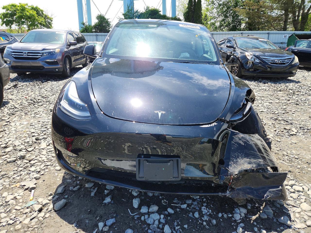 2025 Tesla Model Y - Фото 5