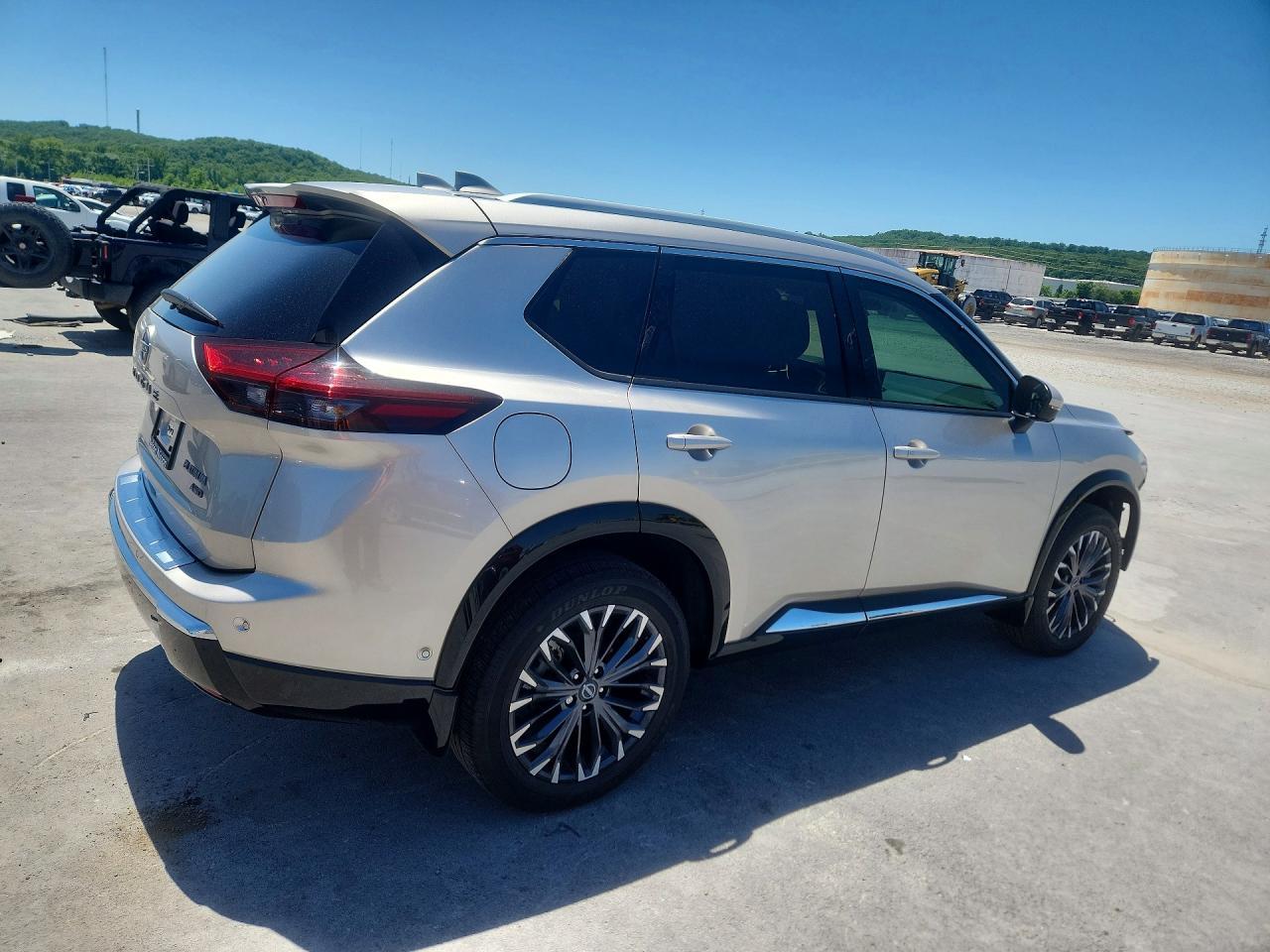 2025 Nissan Rogue Platinum - Image 3