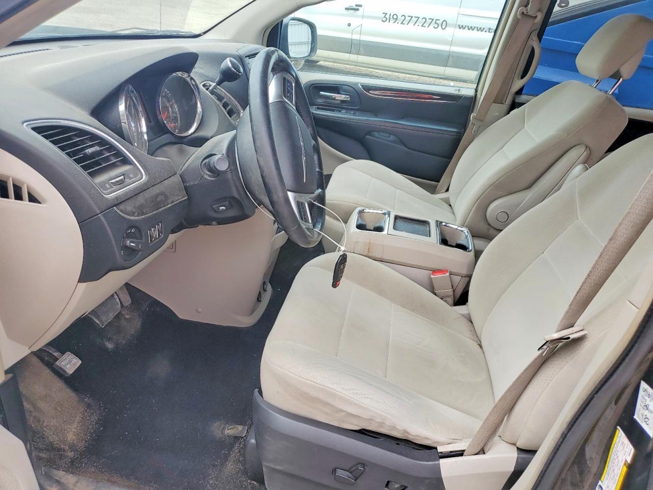 2011 Chrysler Town & Country Touring - Image 7
