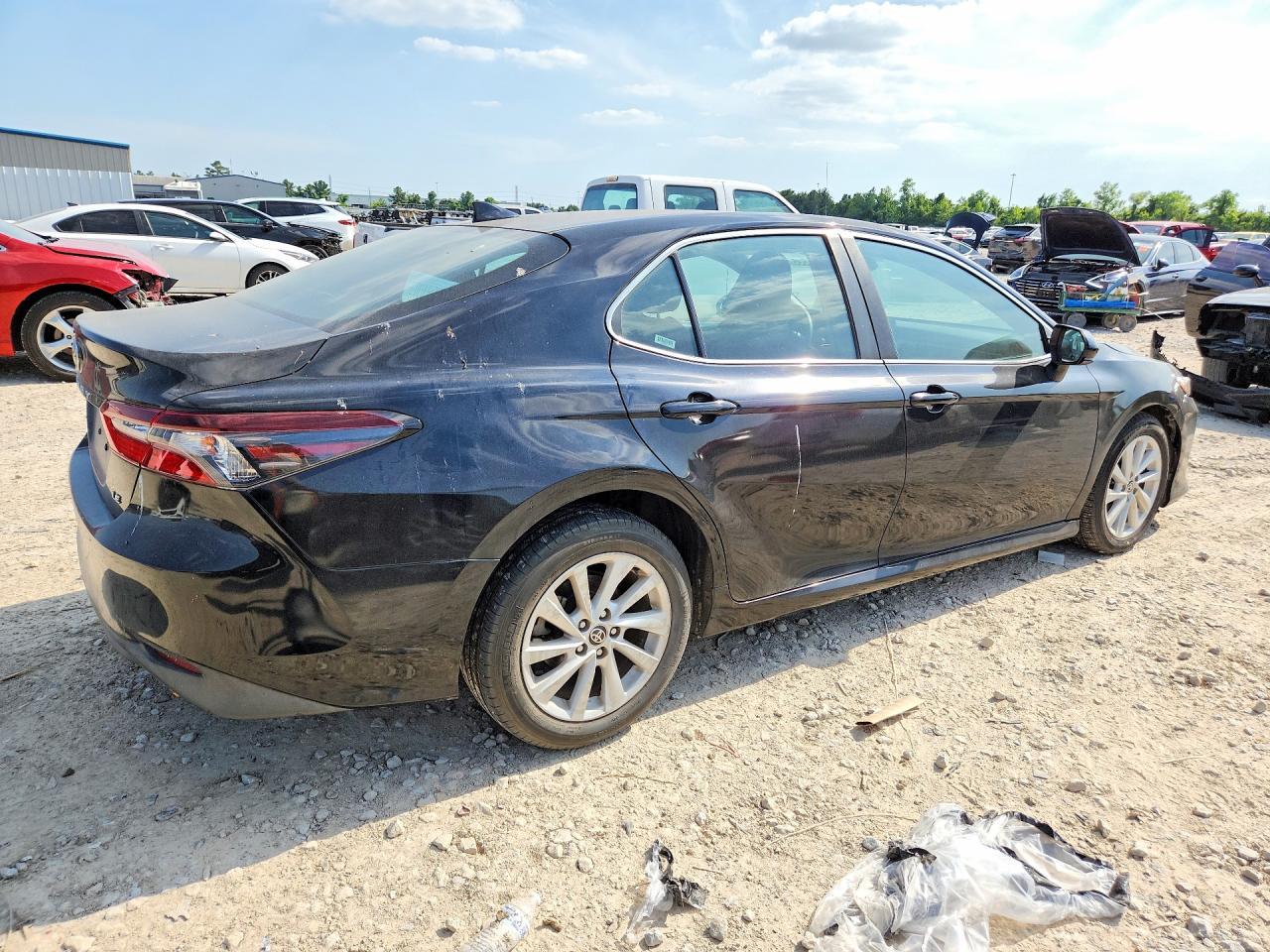 2022 Toyota Camry Le - Фото 3