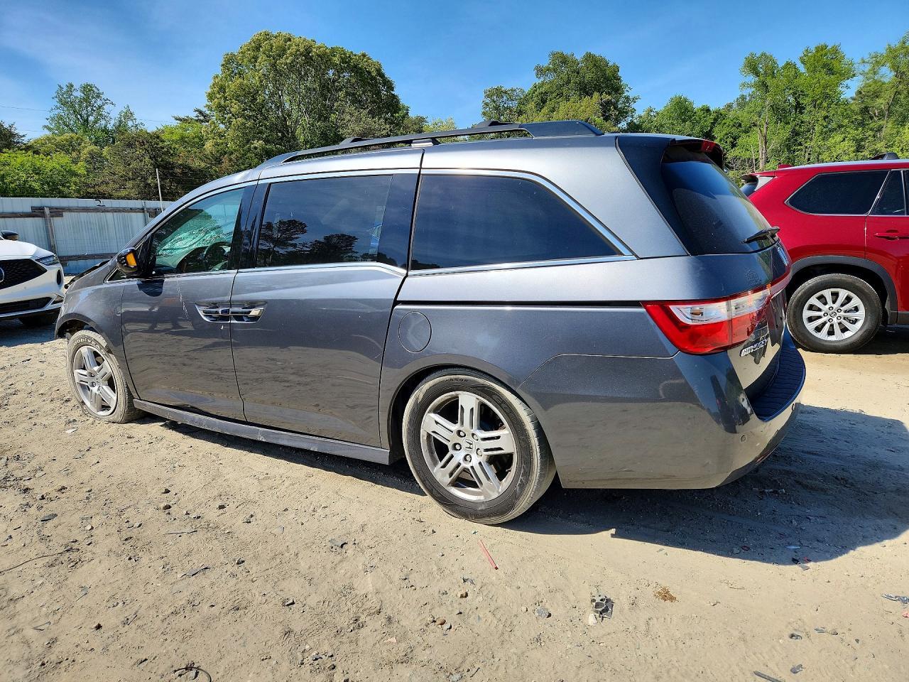 2013 Honda Odyssey Touring - Image 2