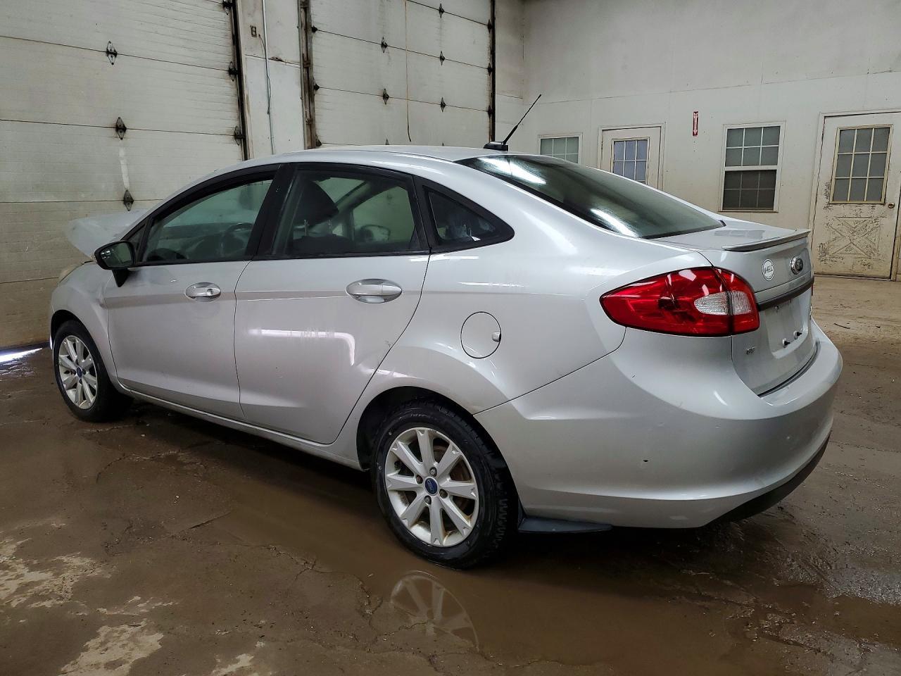 2013 Ford Fiesta Se - Фото 2