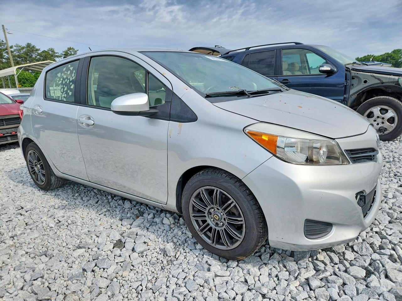 2013 Toyota Yaris 5-Door Le - Фото 4