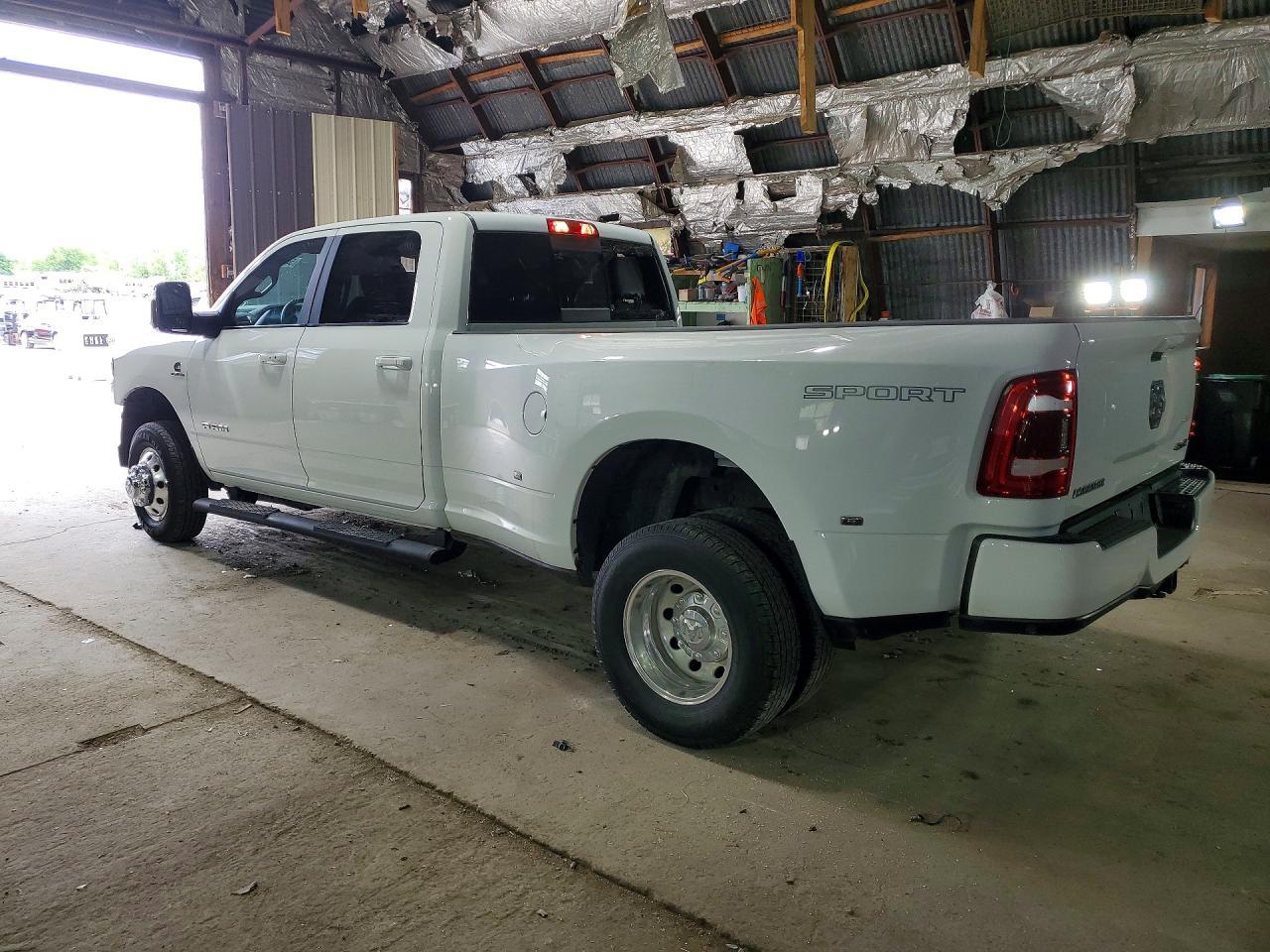 2023 Ram 3500 Laramie - Фото 2
