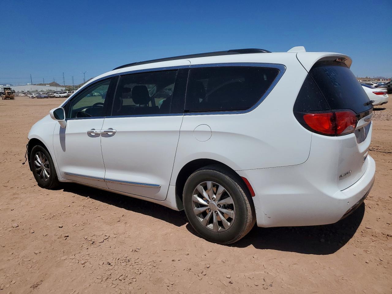 2017 Chrysler Pacifica Touring L - Фото 2