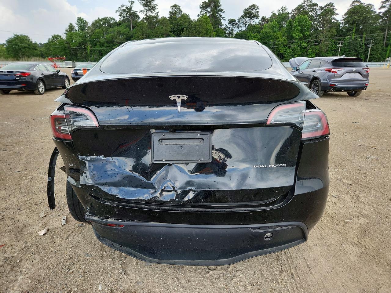 2025 Tesla Model Y - Фото 6