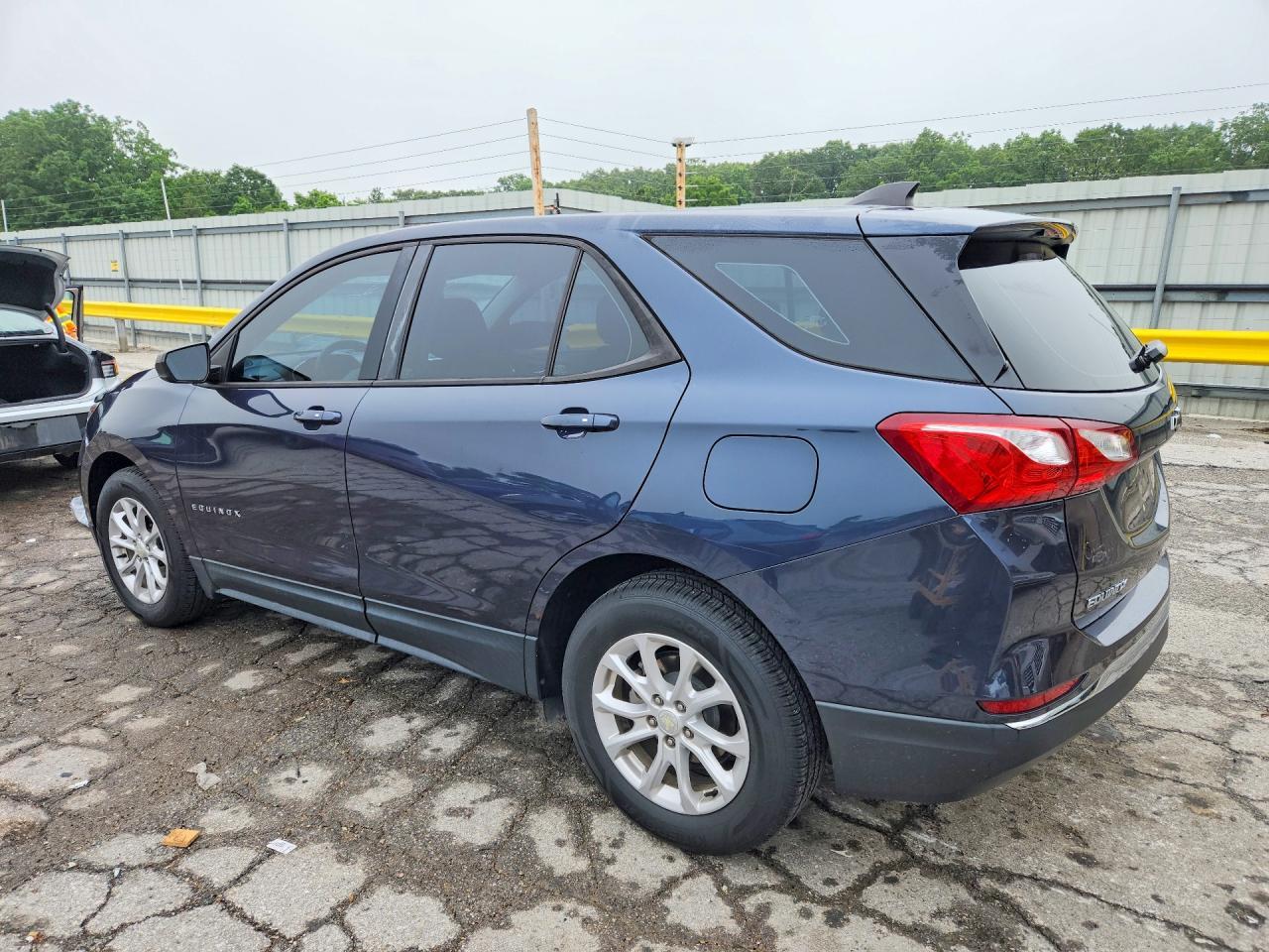 2018 Chevrolet Equinox Ls - Фото 2