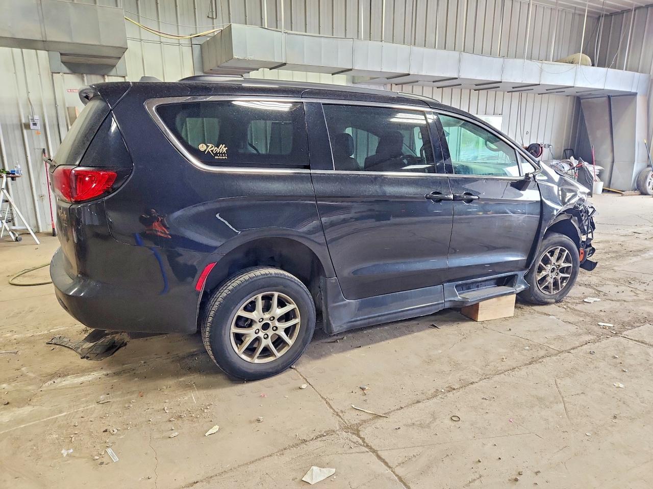 2021 Chrysler Voyager Lxi - Фото 3