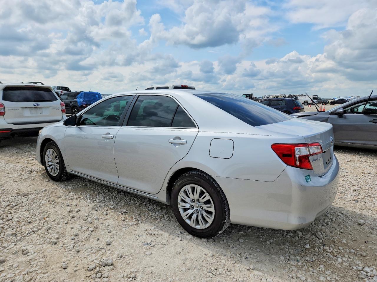 2014 Toyota Camry Le - Фото 2