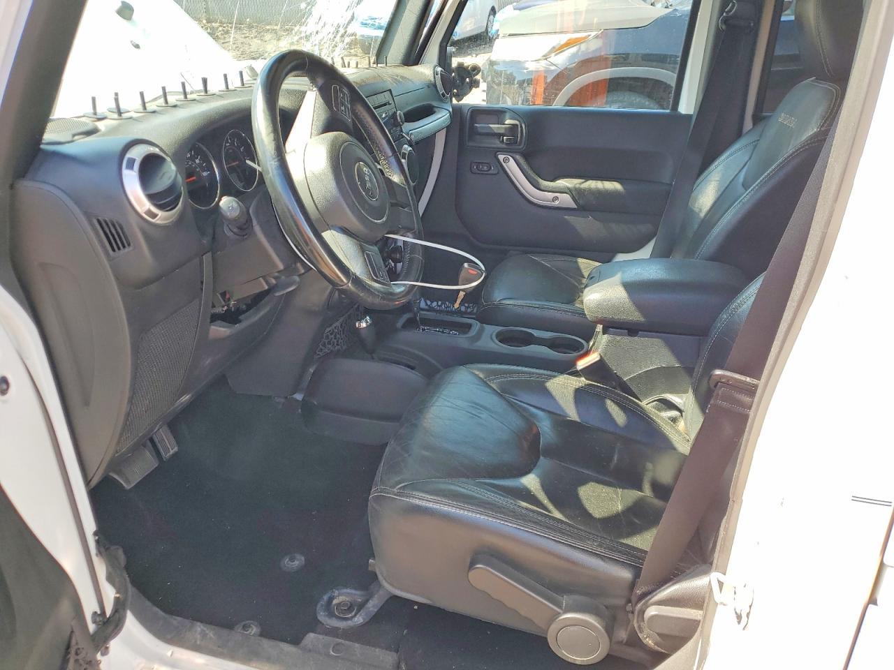 2016 Jeep Wrangler Unlimited Sahara - Image 7