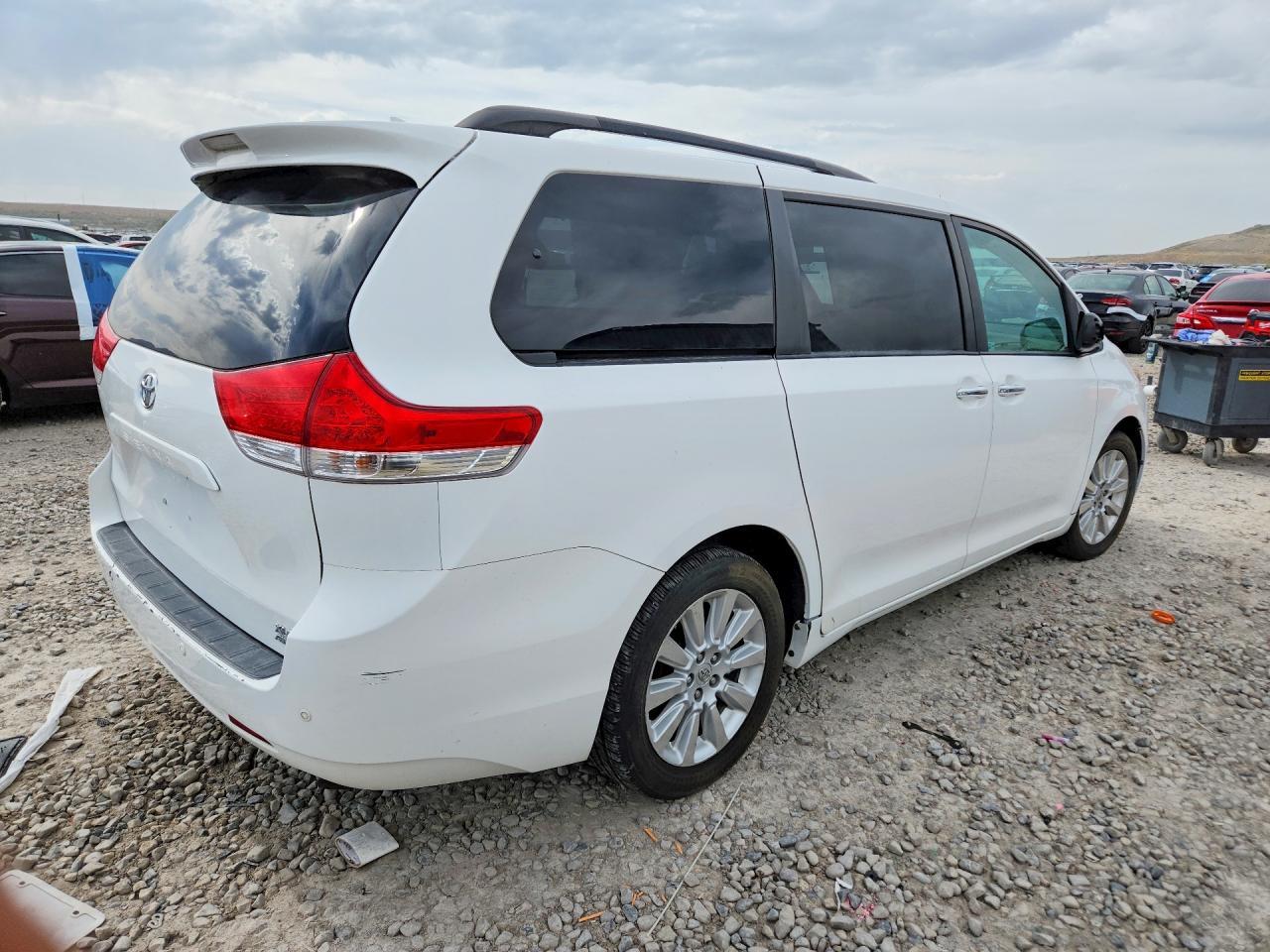 2011 Toyota Sienna Xle 7-Passenger - Фото 3