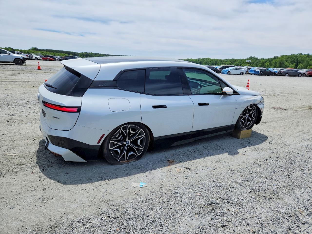 2025 BMW Ix xDrive50 - Фото 3