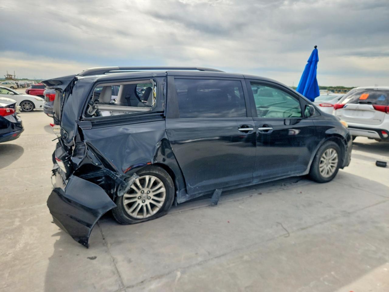 2011 Toyota Sienna Xle 8-Passenger - Фото 3
