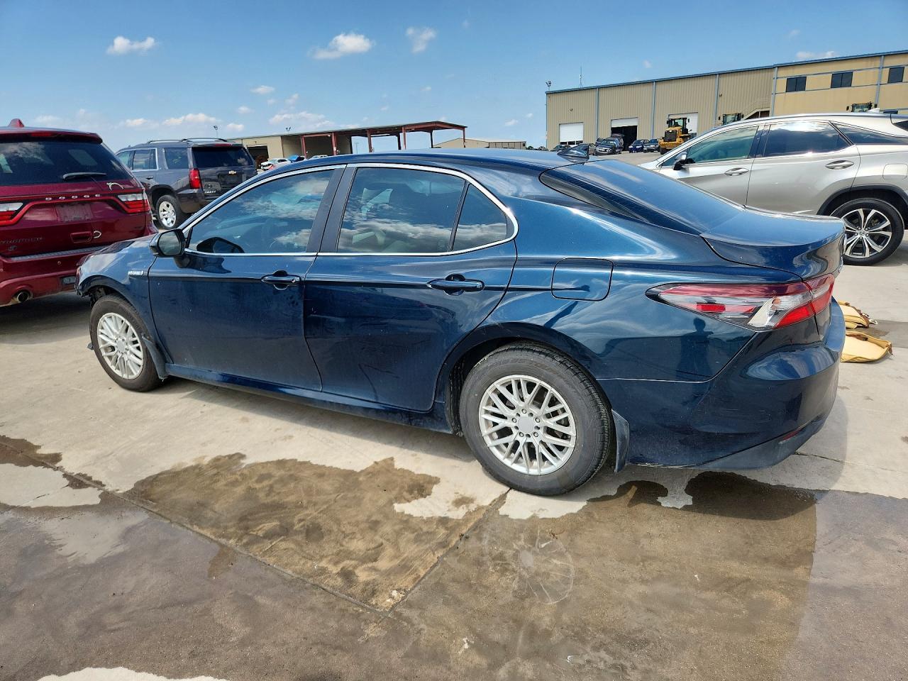 2021 Toyota Camry Le - Фото 2