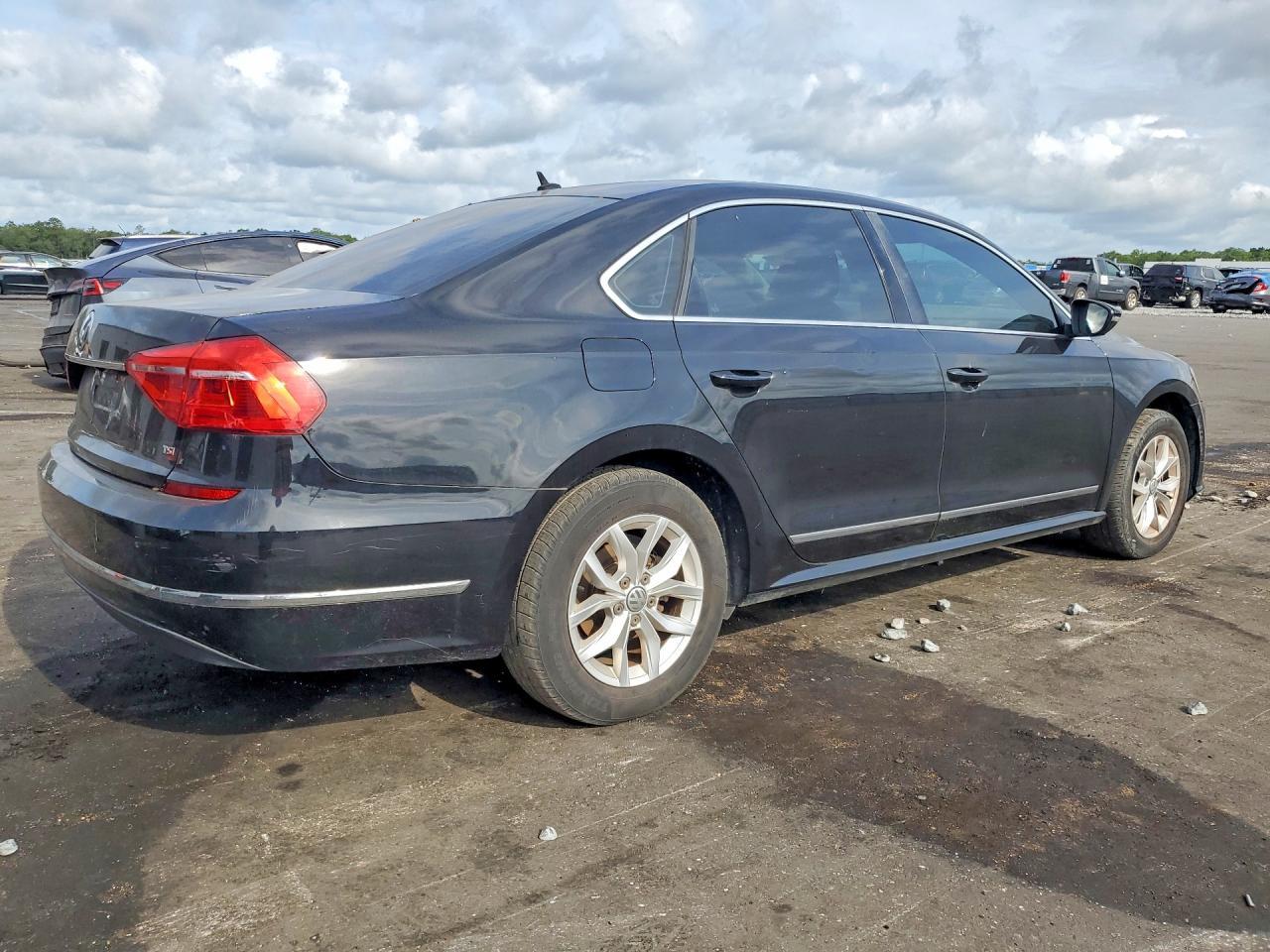 2016 Volkswagen Passat S - Фото 3