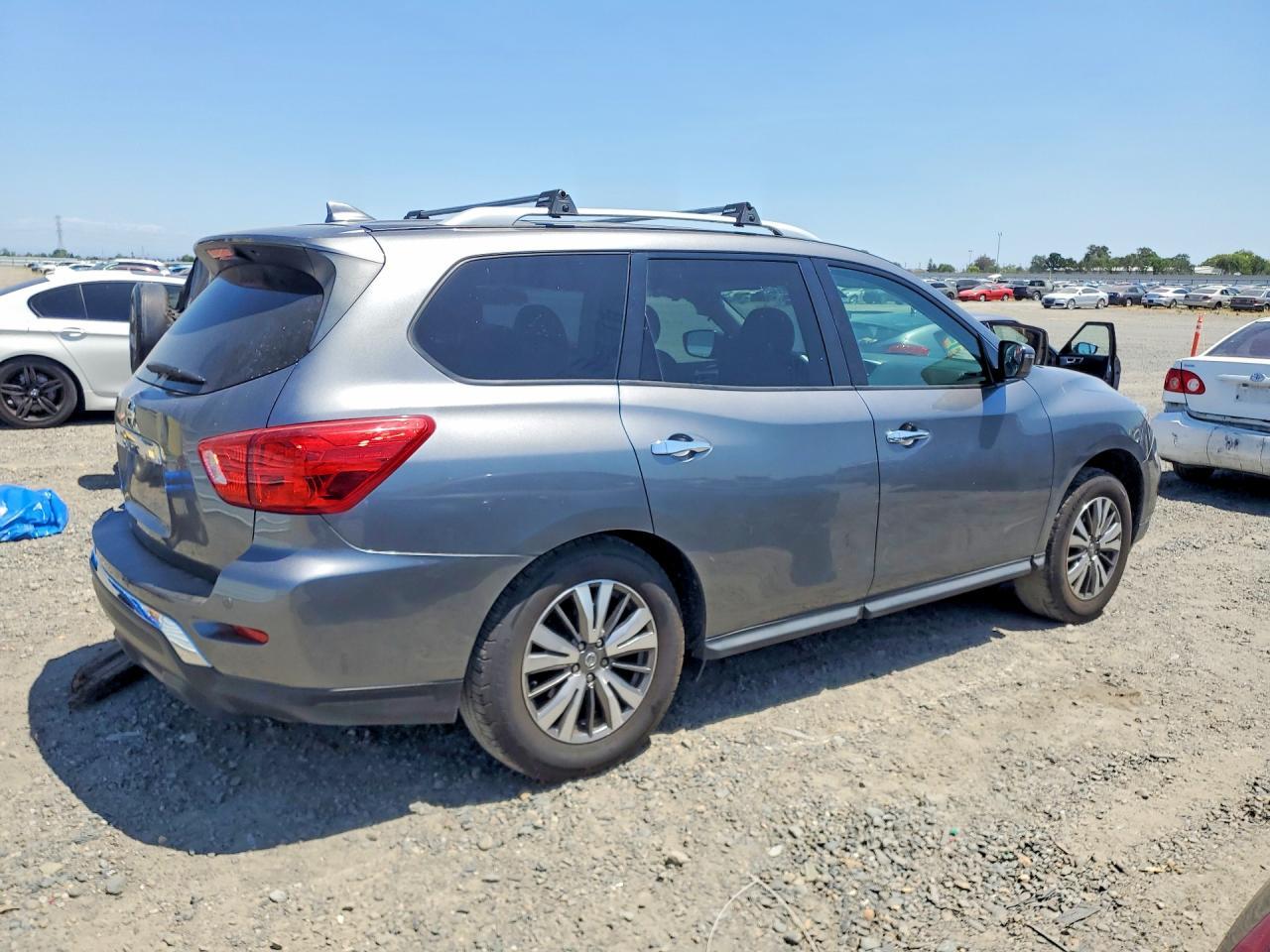2020 Nissan Pathfinder S - Фото 3