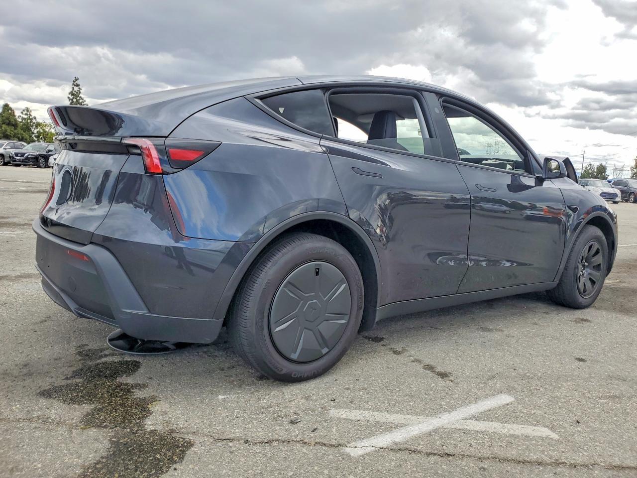 2026 Tesla Model Y - Фото 3