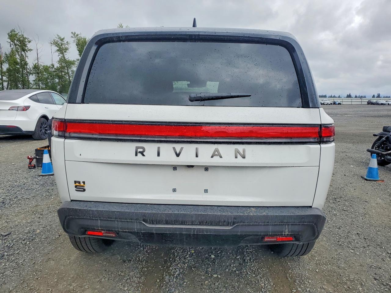 2026 Rivian R1S Premium - Image 6