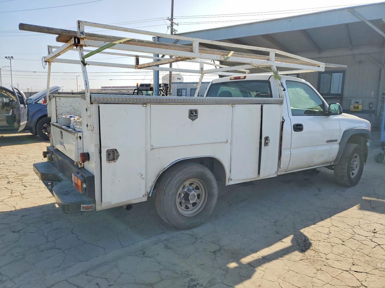 2002 GMC New Sierra C2500 - Image 3