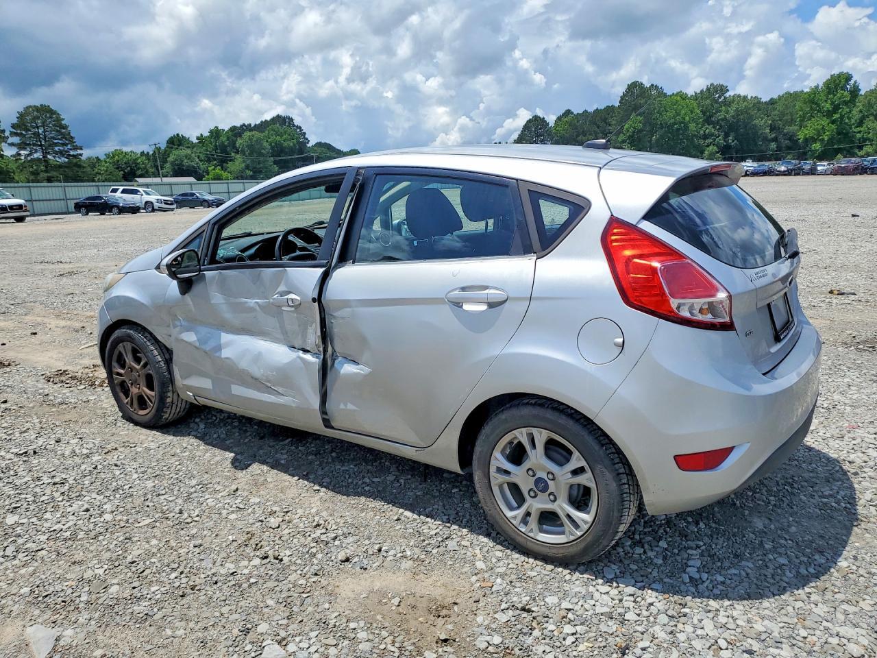 2015 Ford Fiesta Se - Image 2