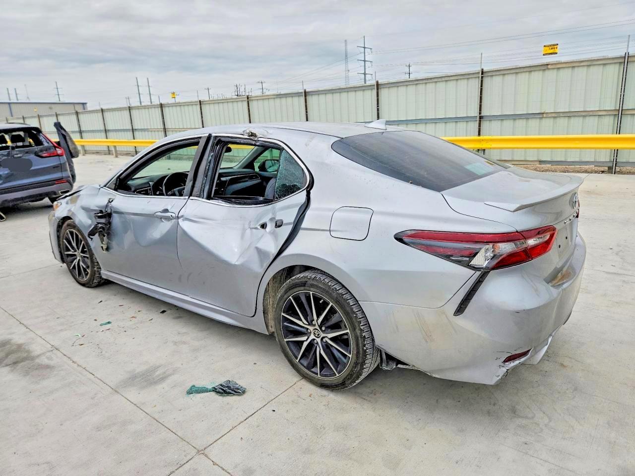2022 Toyota Camry Se - Image 2