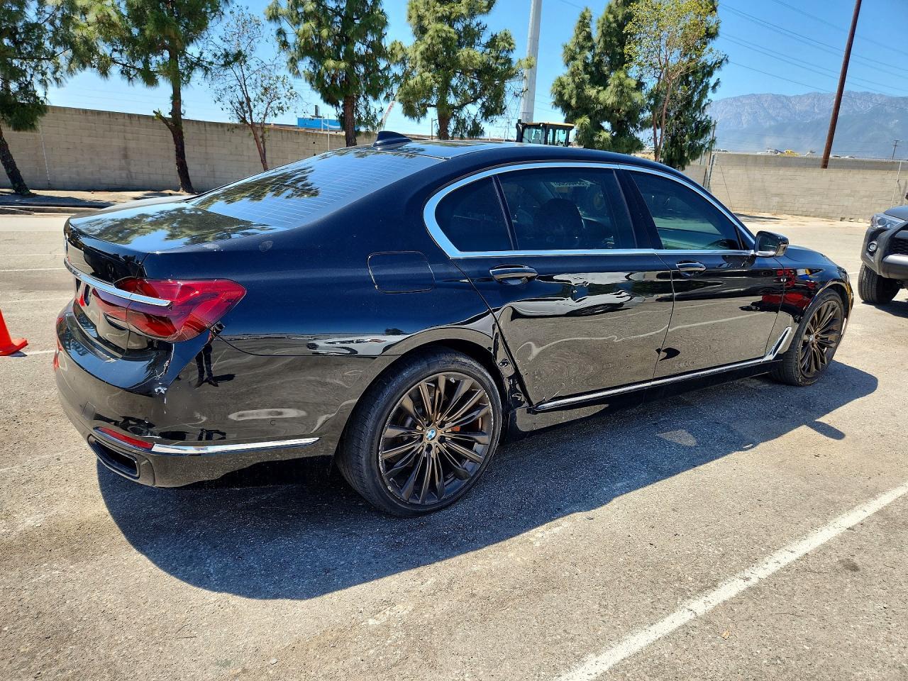 2016 BMW 750 I - Фото 3