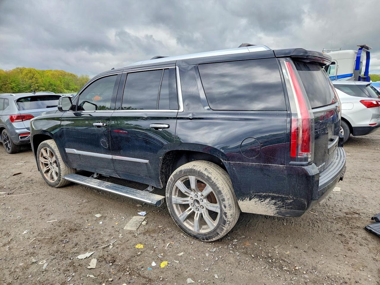 2017 Cadillac Escalade Platinum - Image 2