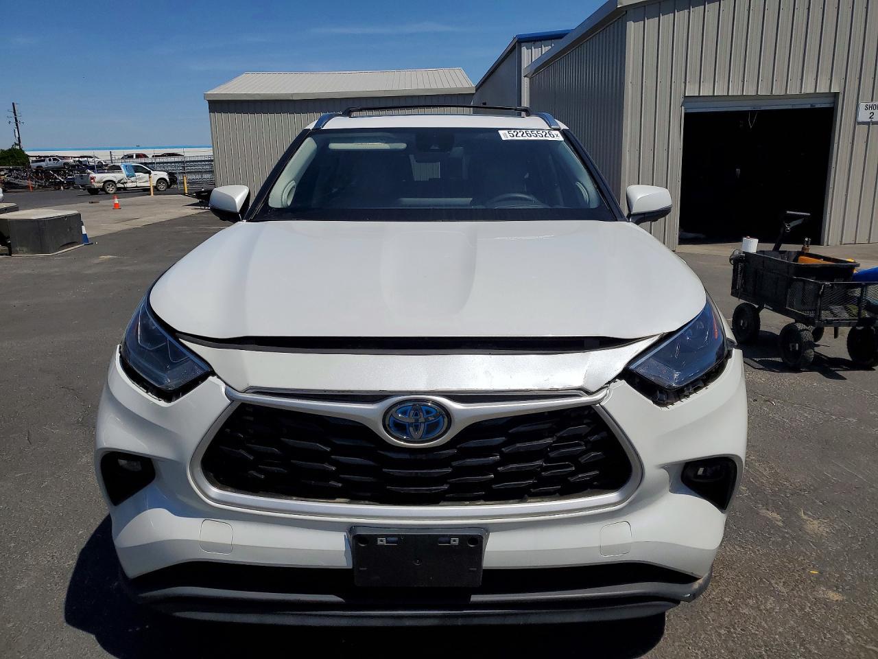 2025 Toyota Highlander Hybrid Platinum - Image 5