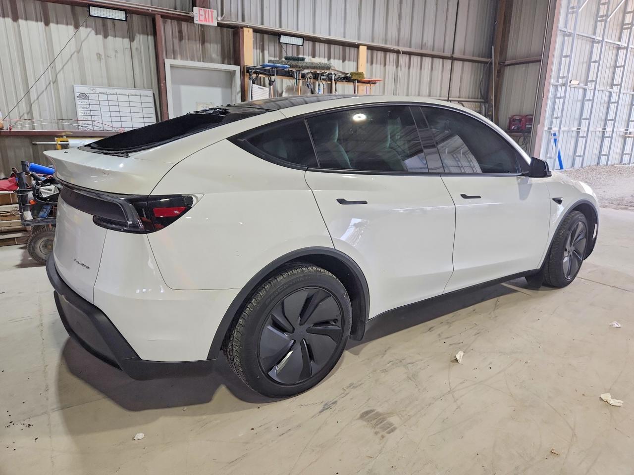 2026 Tesla Model Y - Фото 3