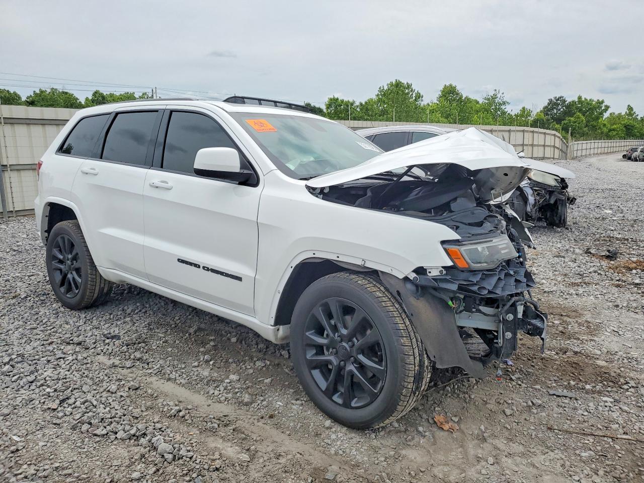 2019 Jeep Grand Cherokee Laredo - Image 4