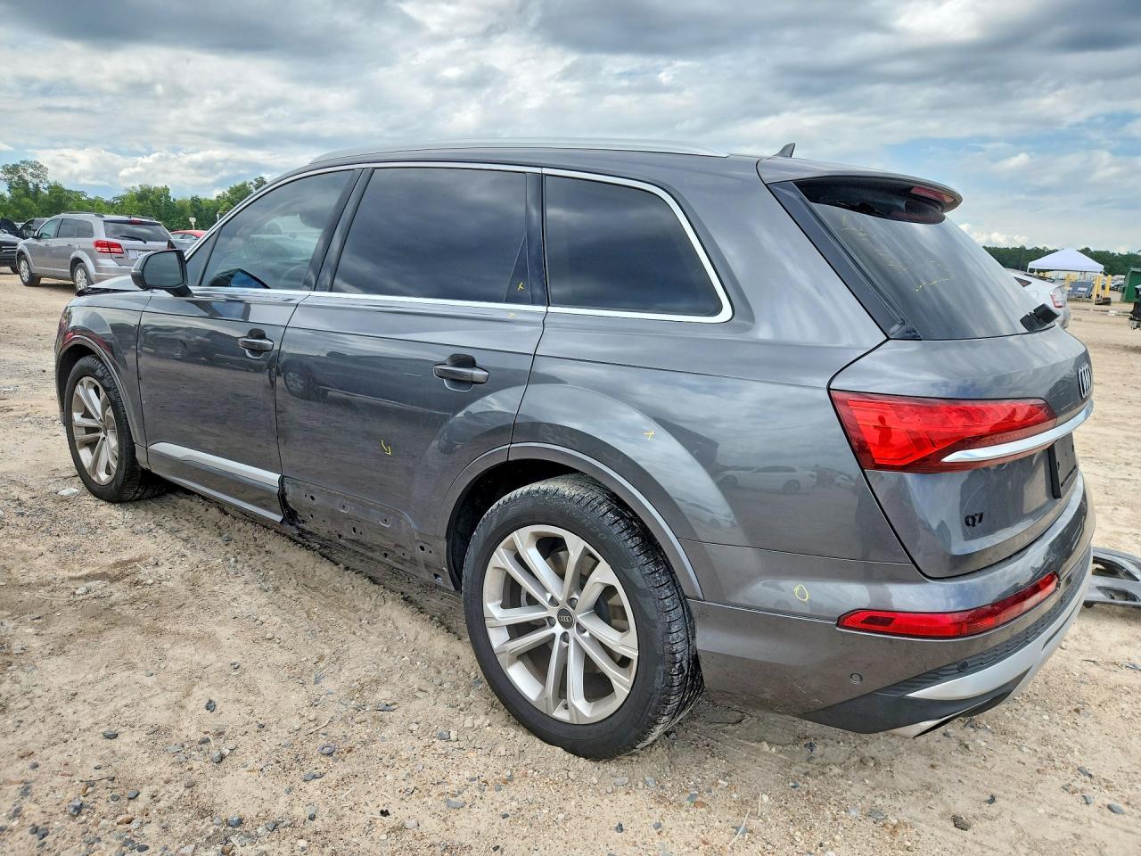 2025 Audi Q7 - Image 2