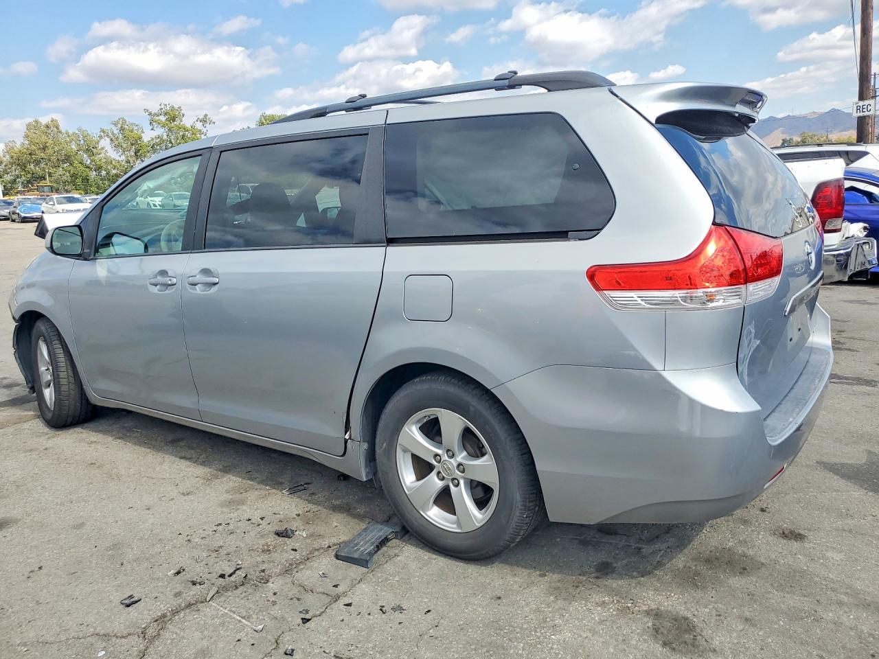 2014 Toyota Sienna Le - Фото 2