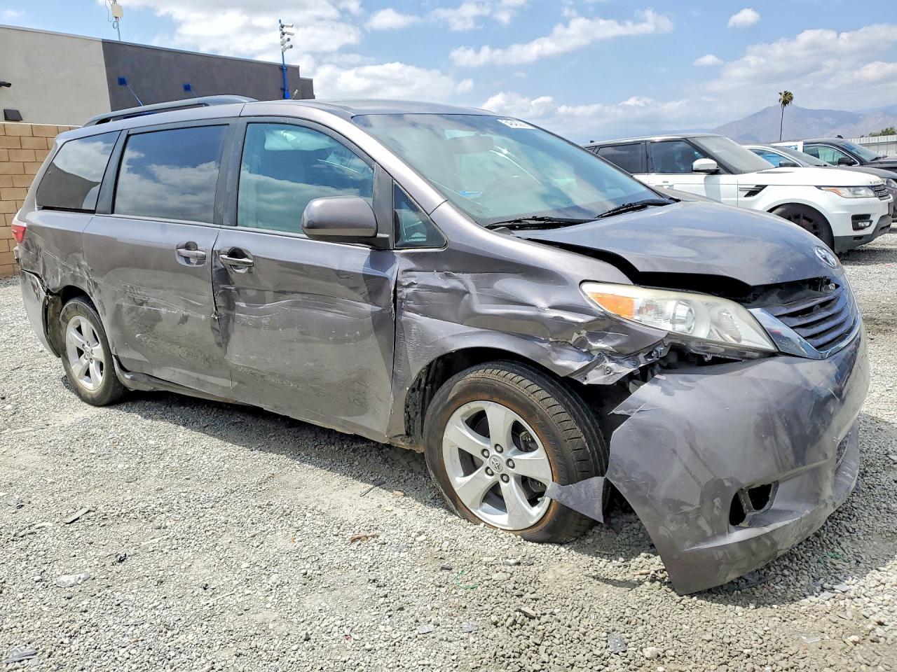 2017 Toyota Sienna Le - Image 4