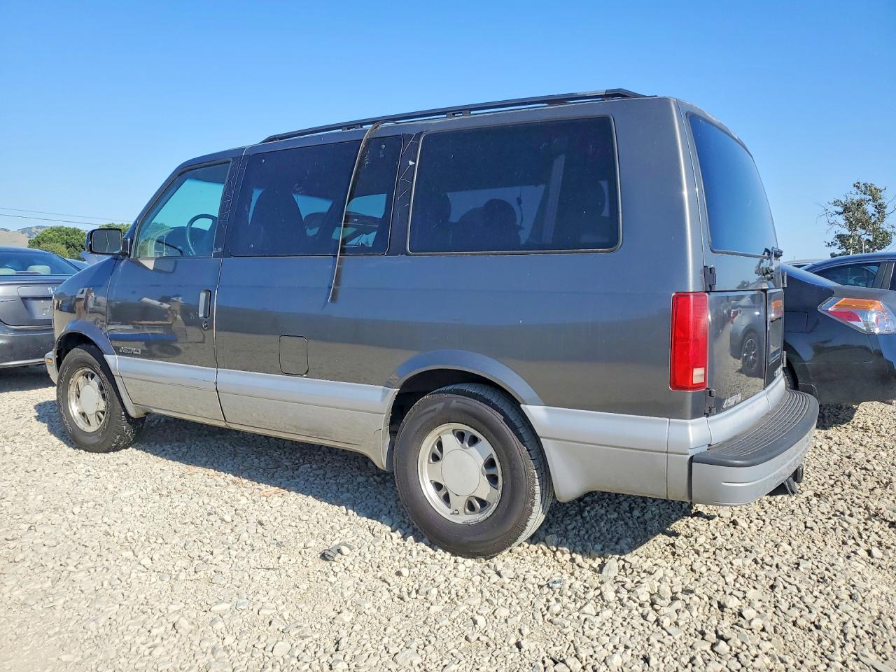 1999 Chevrolet Astro - Image 2