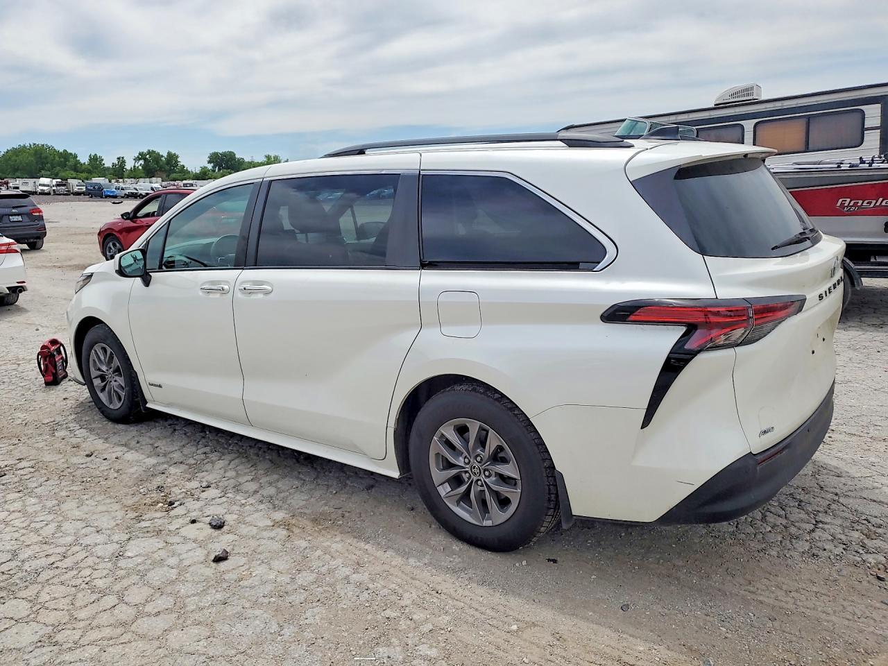 2021 Toyota Sienna Xle - Фото 2