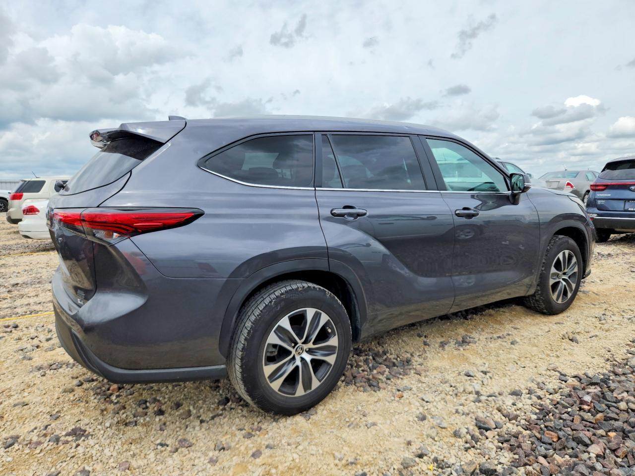 2023 Toyota Highlander Xle - Image 3
